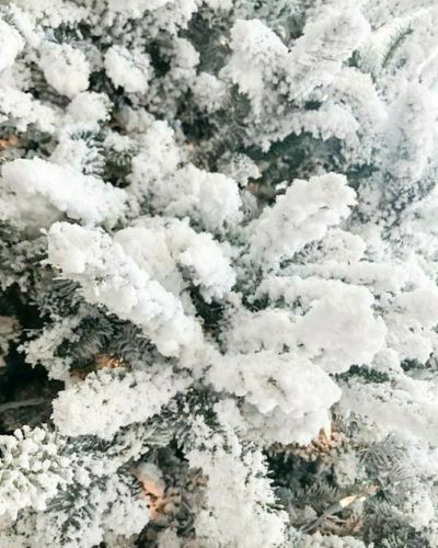 Repite por todo el arbolito hasta lograr el volumen de nieve de Navidad que te guste