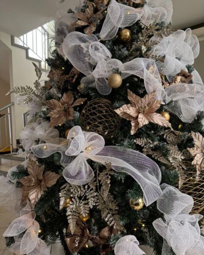 Listón blanco sobre árbol navideño 