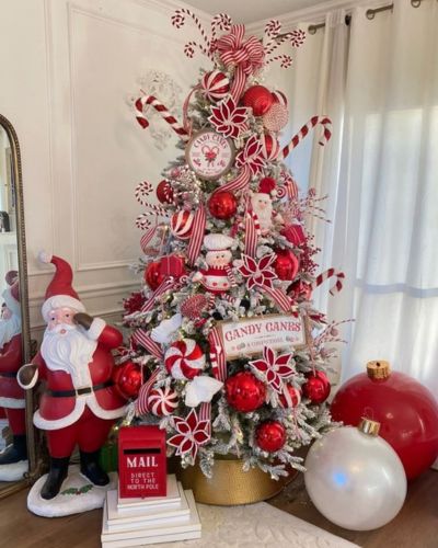 Decoración navideña cen color rojo y blanco