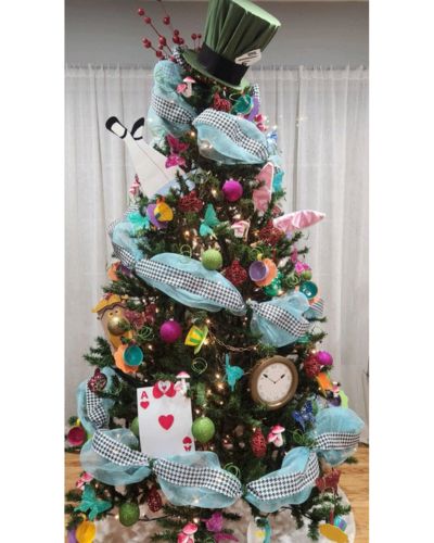 Árbol con decoraciones de Alicia en el País de las Maravillas