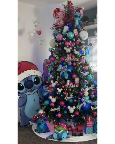 Árbol con decoraciones de Stitch