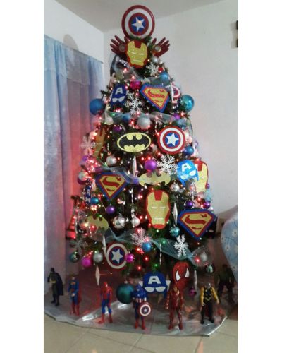 Árbol con decoraciones de Superhéroes