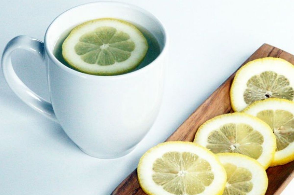 Beneficios de tomar agua tibia con limón en las mañanas, siéntete más ligera