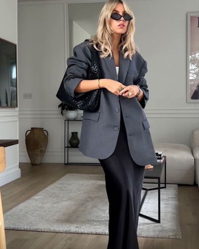 Total look negro con saco oversize y vestido satinado