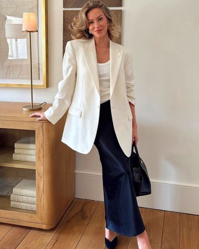Outfits de Año Nuevo con blazer XXL en color blanco + top blanco + falda satinada negra