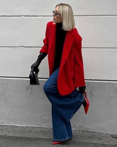 Look con saco oversize en color negro + jeans wide leg + blusa de cuello alto + stilettos rojos