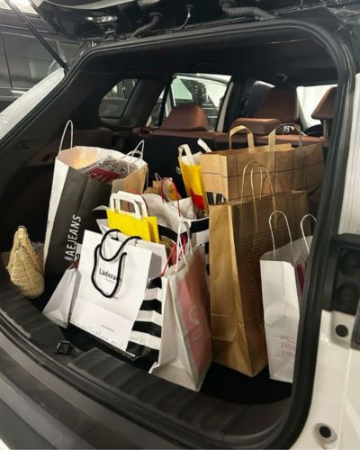 Cajuela de automóvil con bolsas de compras