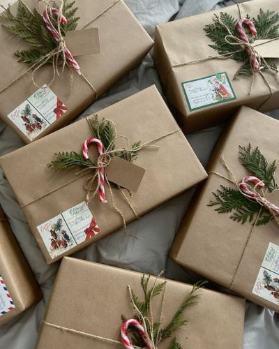 Regalos envueltos en papel kraft y decorados con bastón de caramelo