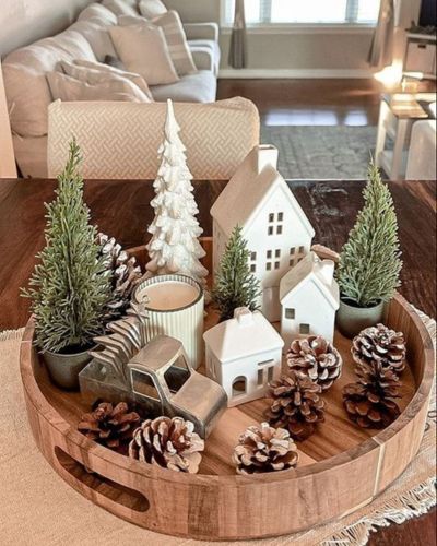 Decoraciones navideñas con pinos y casas miniatura