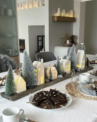 Decoraciones navideñas con pinos y casas miniatura