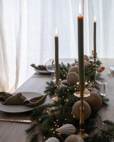 Decoraciones navideñas con pino, esferas y velas