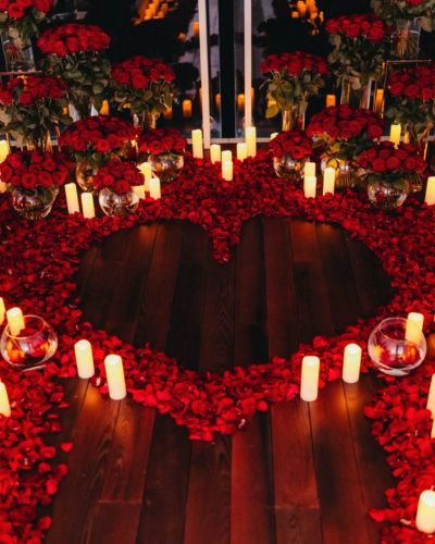 Decoración con rosas en forma de corazón y velas en el compromiso de Charles Leclerc y Alexandra Saint Mleux