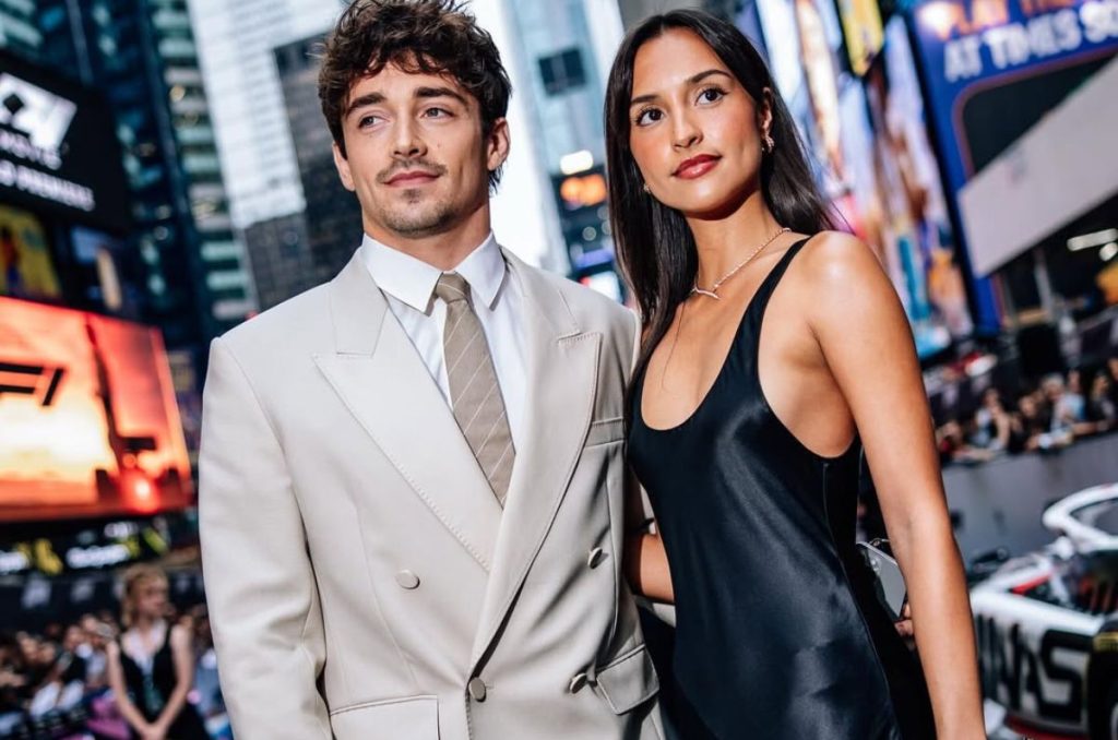 Charles y Alexandra en alfombra roja