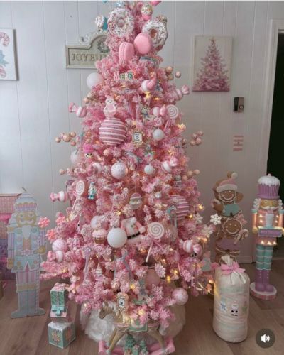 Árbol rosa decorado con adornos y esferas rosa suave