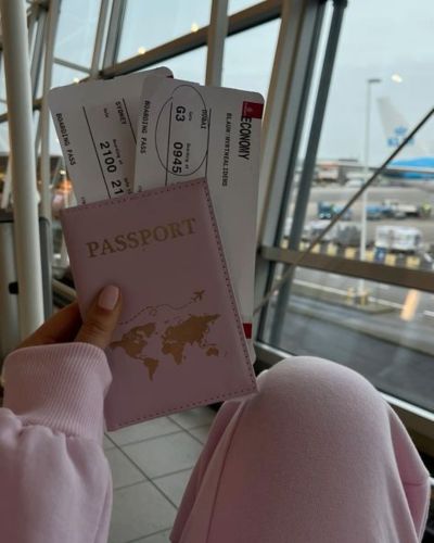 Foto de dos pasaportes rosas desde el aeropuerto