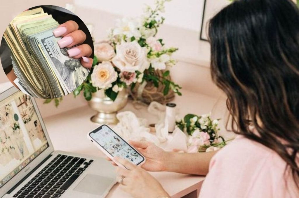 Mujer sentada frente a la computadora buscando ideas para generar dinero extra y en la parte superior un icono con fajo de billetes