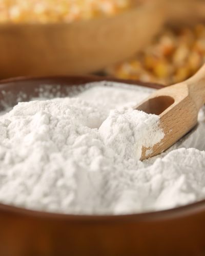 Maicena en recipiente para hacer nieve artificial casera