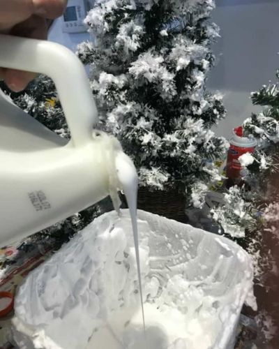 En un bowl, combina bicarbonato y maicena. Rocía las ramas con el pegamento.