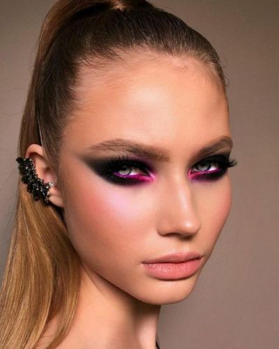 Smokey eye con pop de color en color rosa