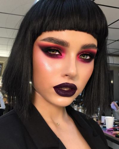 Maquillaje gótico con sombra roja y negra