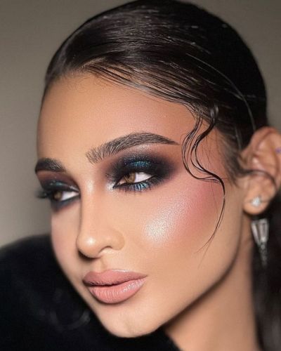 Maquillaje de ojos ahumado con combras negras y café