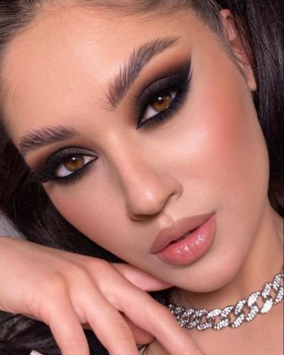 Clásico maquillaje de ojos ahumado