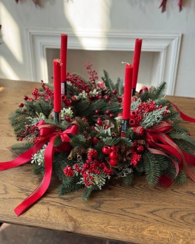 Corona de Adviento con velas rojas y listones rojos