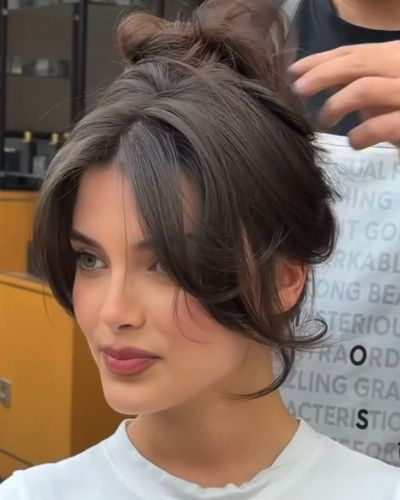 Curtain bangs en cabello recogido