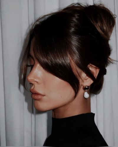 Curtain bangs en cabello recogido 