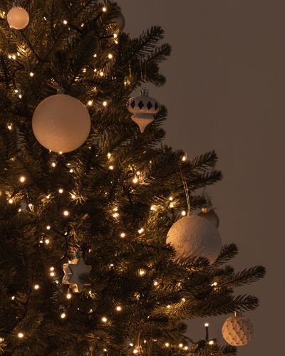 Árbol de Navidad con luces cálidas que lo adornan