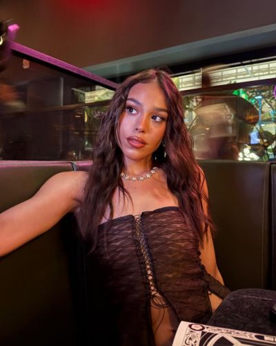 Selfie en corsét café con cierre en el medio