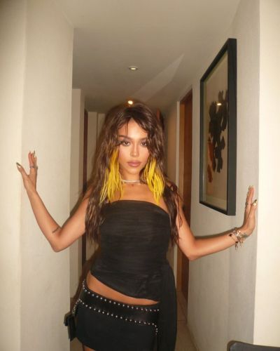 Foto de Danna con cabello amarillo y outfit negro