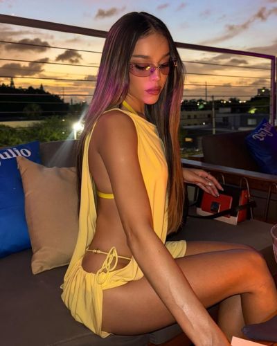 Foto con outfit de playa amarillo