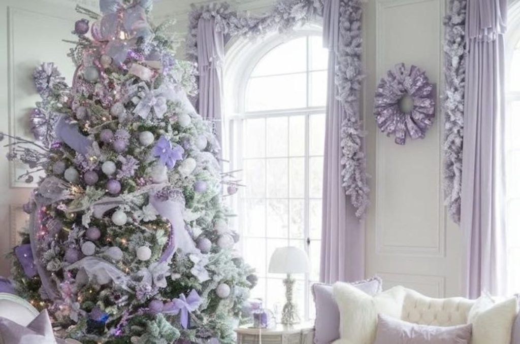 Decoración de árboles de Navidad 2025: decoraciones en color morado
