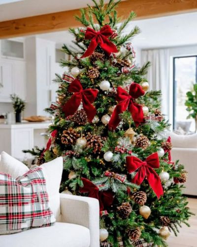 Árbol de navidad con esferas rojas , blancas y moños terciopelo