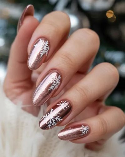 Diseños de uñas con copos de nieve con efecto espejo 