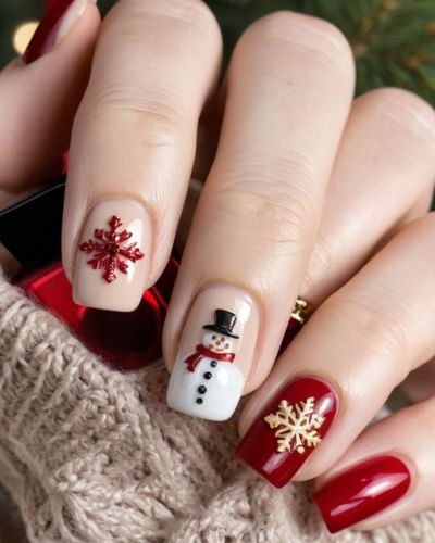 Uñas cortas nude con copo de nieve 