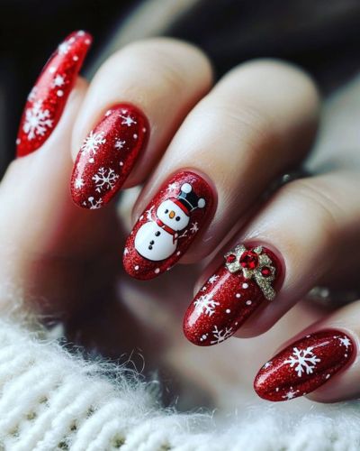 Uñas almendradas con glitter rojo y muñeco de nieve