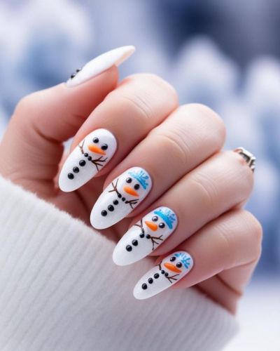 Uñas almendradas blancas con muñecos de nieve