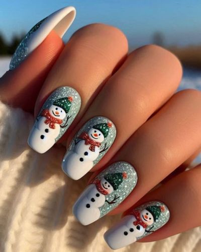Manicura con glitter azul y figuras frosty