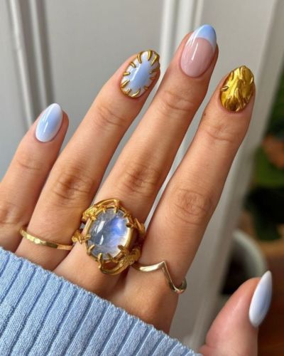 Manicure azul + dorado