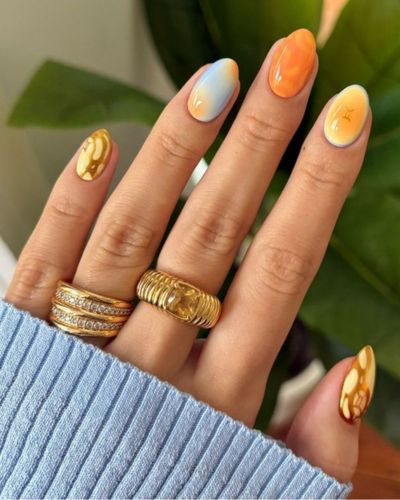 Uñas azul con naranja