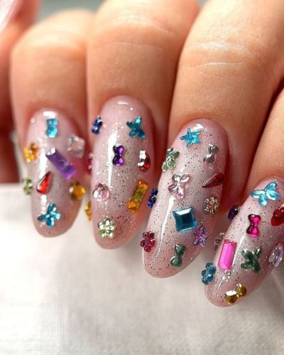 Manicure con gemas y base brillante