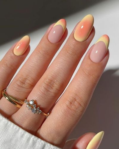 Diseños de uñas con efecto aura y francés