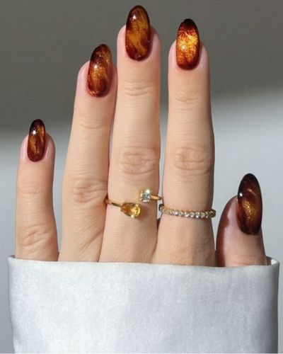 Uñas ambar con efecto de ojo de gato