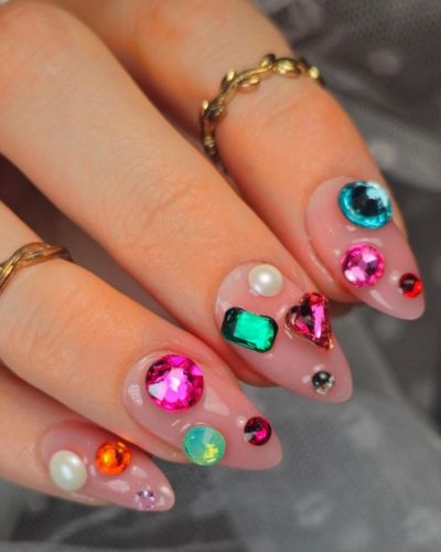 Manicure con gemas de colores sobre base nude