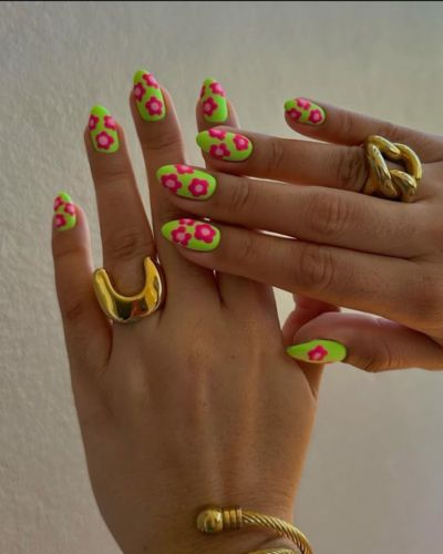 Diseños de uñas para el conciertno de Bad Bunny mate con flores