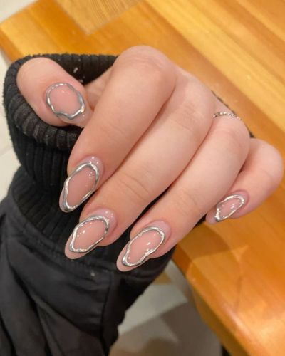 Diseños de uñas plateadas con relieve para Navidad 2025