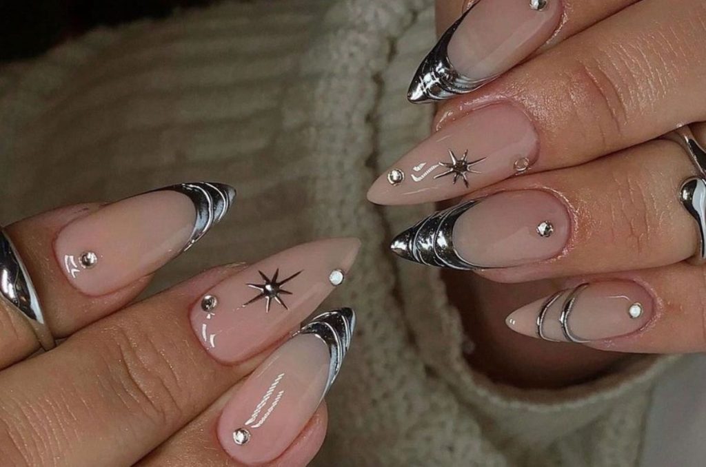 Diseños de uñas plateadas para Navidad 2025