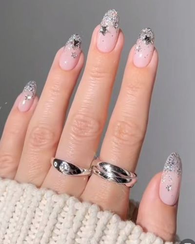 Uñas plateadas con piedras para Navidad 2025 con francés brillante 